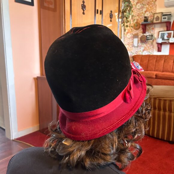 1950s red and black velvet brimmed cloche embroidered hat with ribbon - Picture 7 of 14